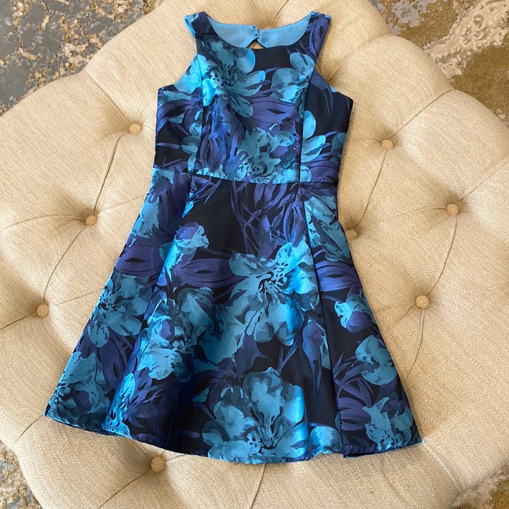 Zunie Girls Blue Floral designed “A” line dress, zippered back w/diamond cut out